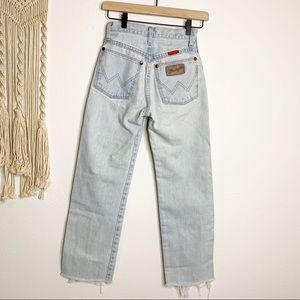 VTG Wrangler High Rise Raw Hem Jeans Size 0